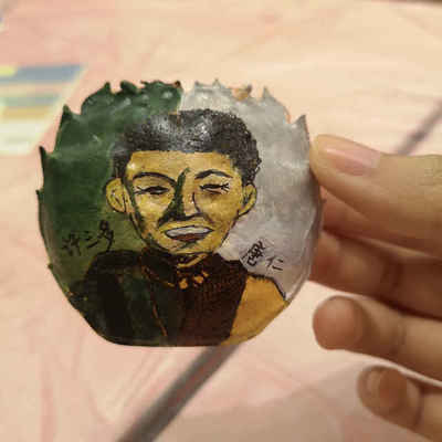 蟹壳作画 00后文艺女生的创意艺术与“宝强哥”的趣味登场